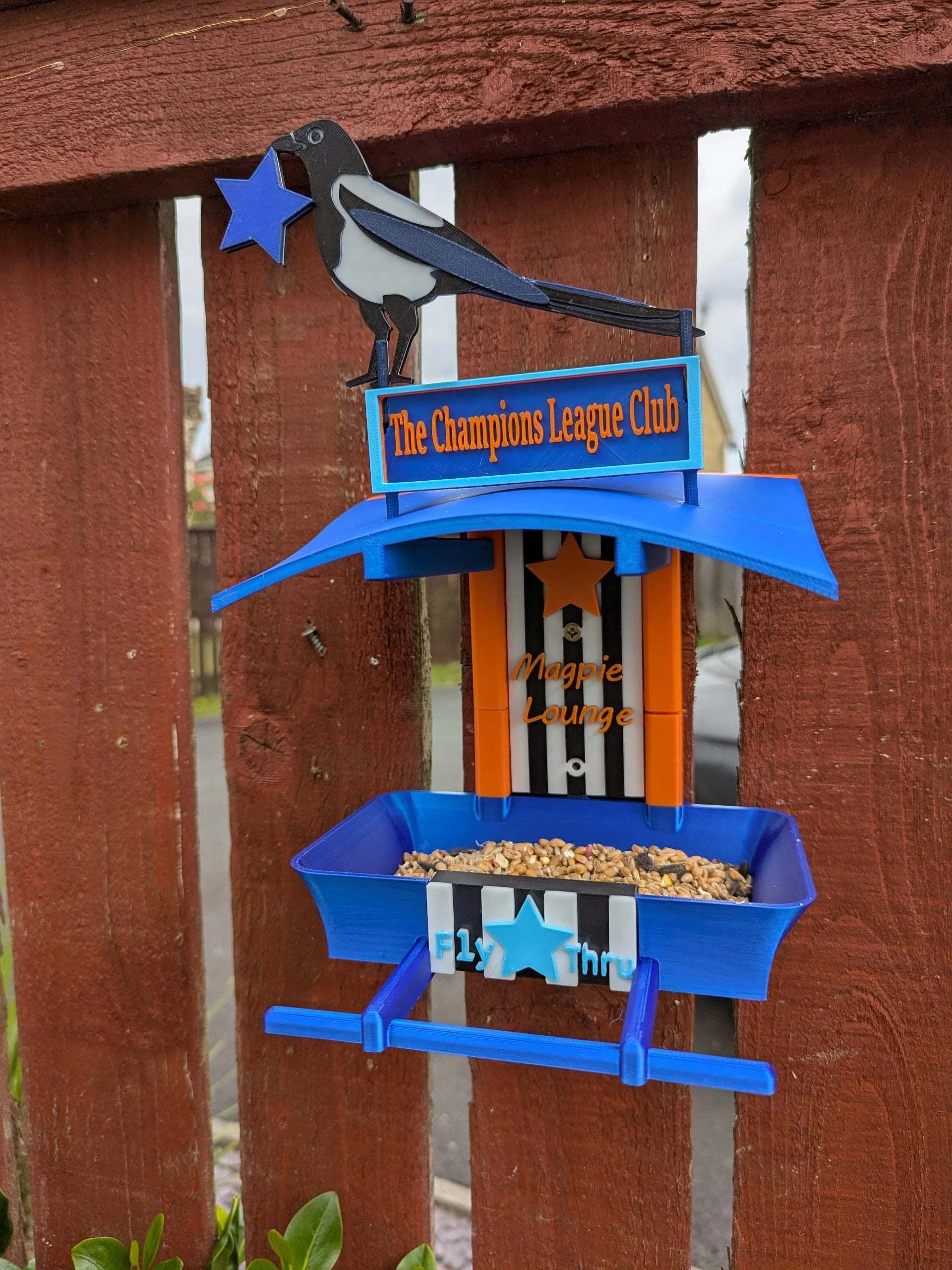 Newcastle United Garden Bird Feeding Station -  NUFC champions league edition Garden Decor and Wild Bird Food Feeder Toon Army Gift for Fan - Image 2