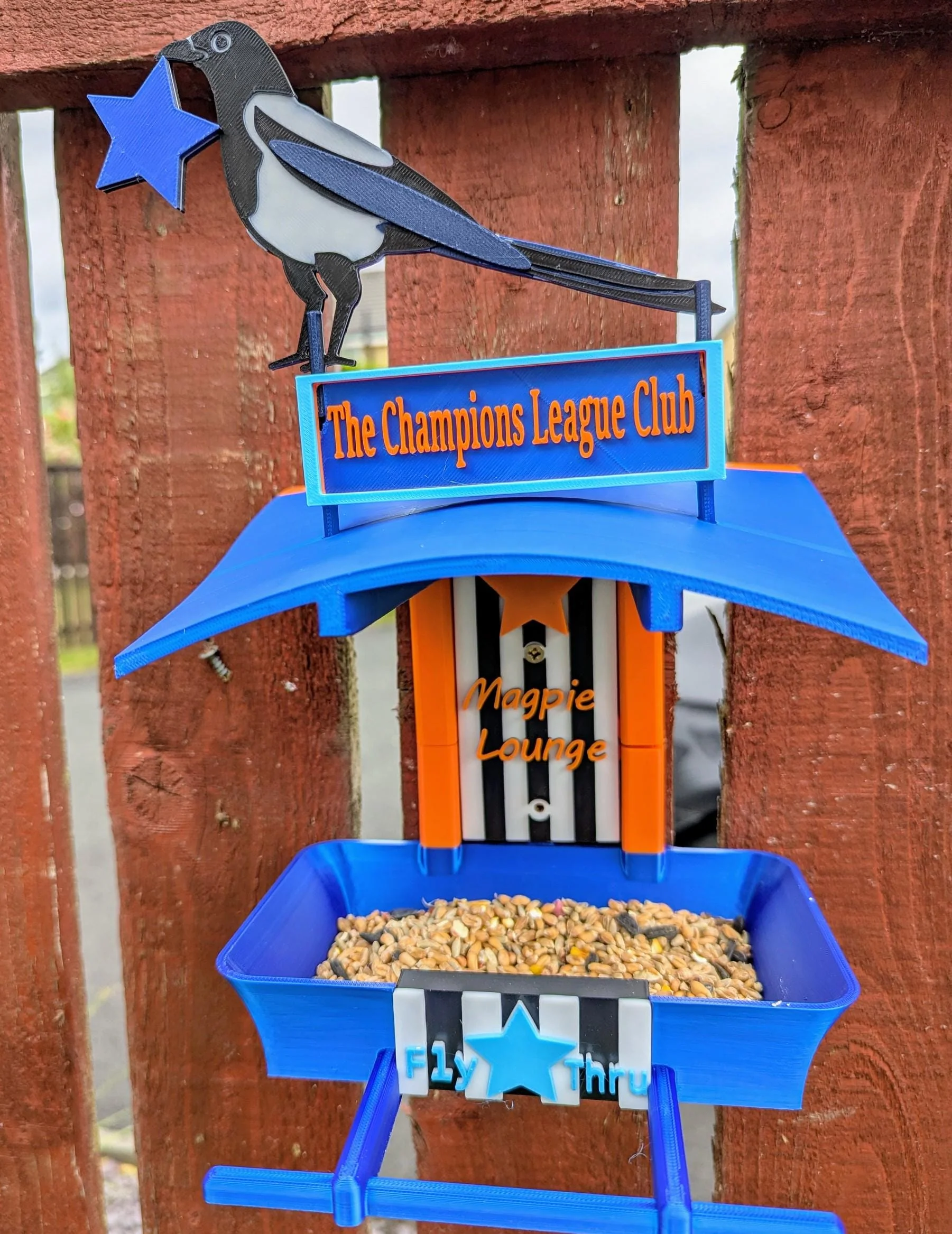 Newcastle United Garden Bird Feeding Station -  NUFC champions league edition Garden Decor and Wild Bird Food Feeder Toon Army Gift for Fan - Image 4
