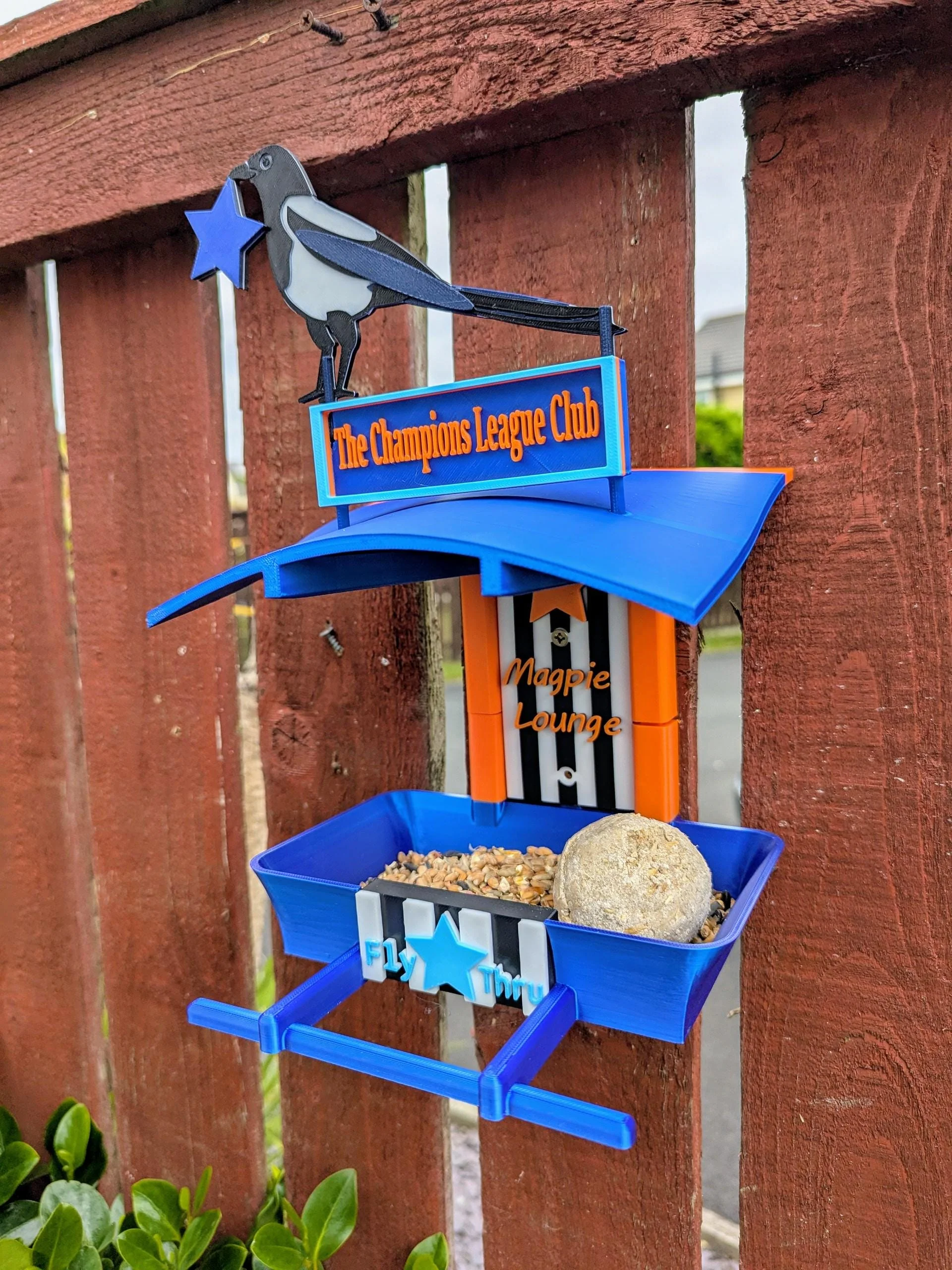 Newcastle United Garden Bird Feeding Station -  NUFC champions league edition Garden Decor and Wild Bird Food Feeder Toon Army Gift for Fan - Image 5