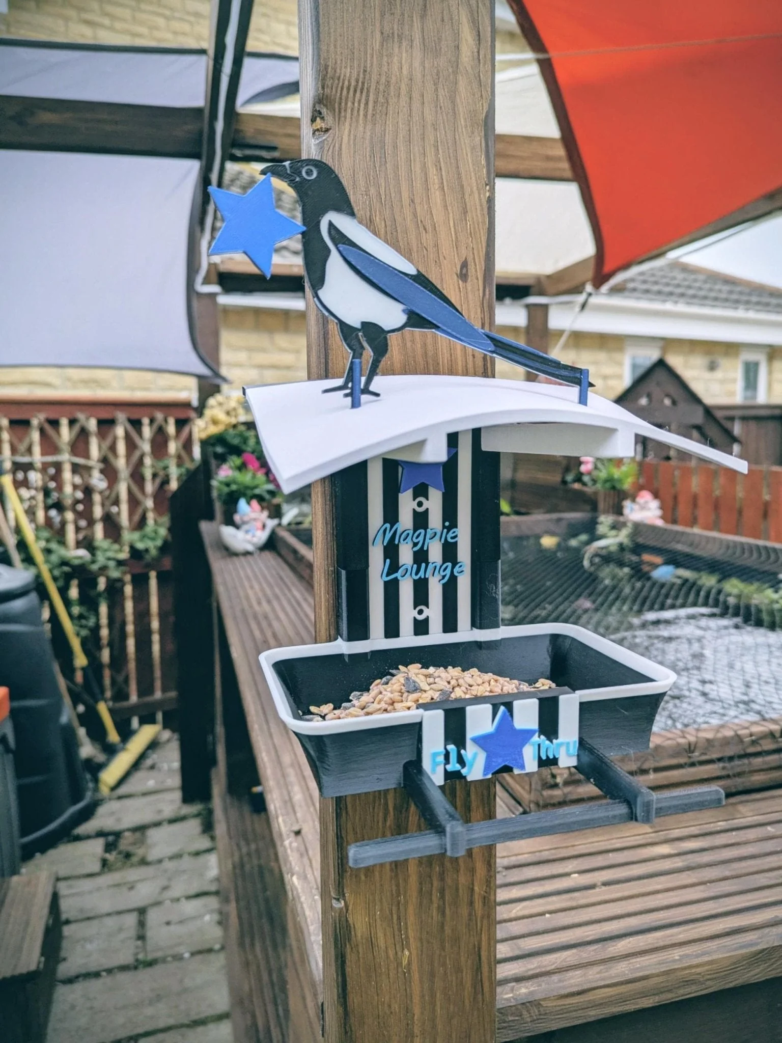 Newcastle United Garden Bird Feeding Station -  NUFC Magpies Garden Decor and Wild Bird Food Feeder Toon Army Gift for Fan - Image 2